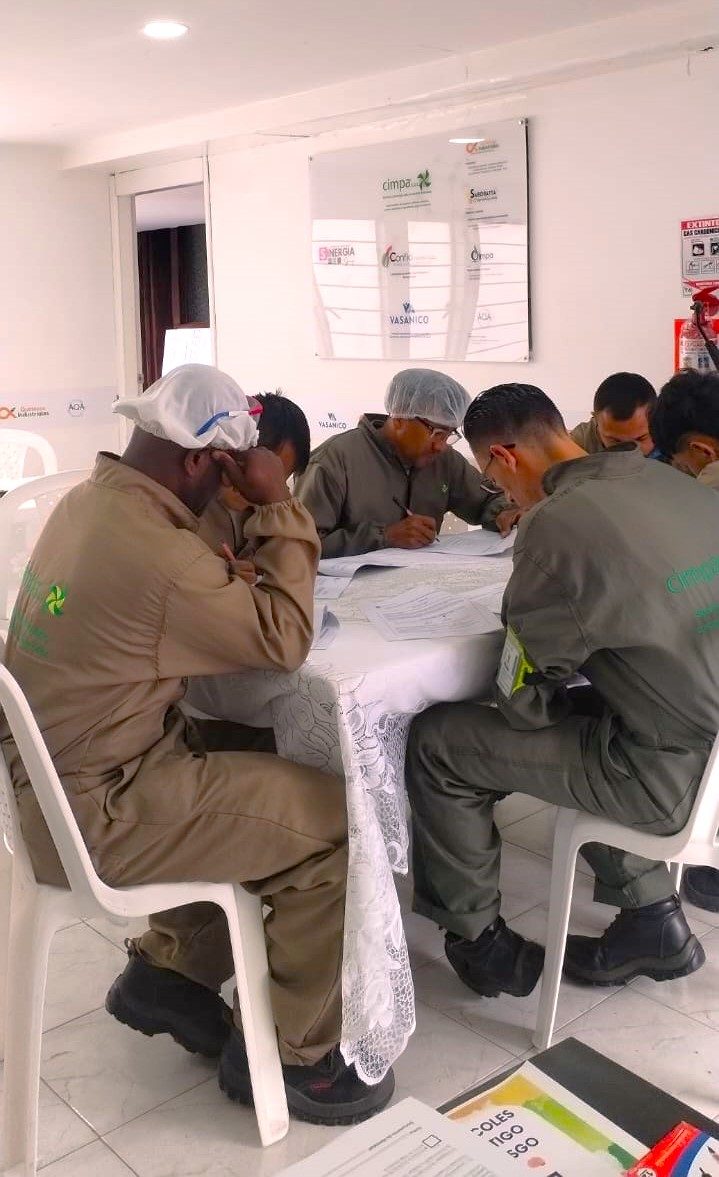 Trabajadores respondiendo los cuestionarios