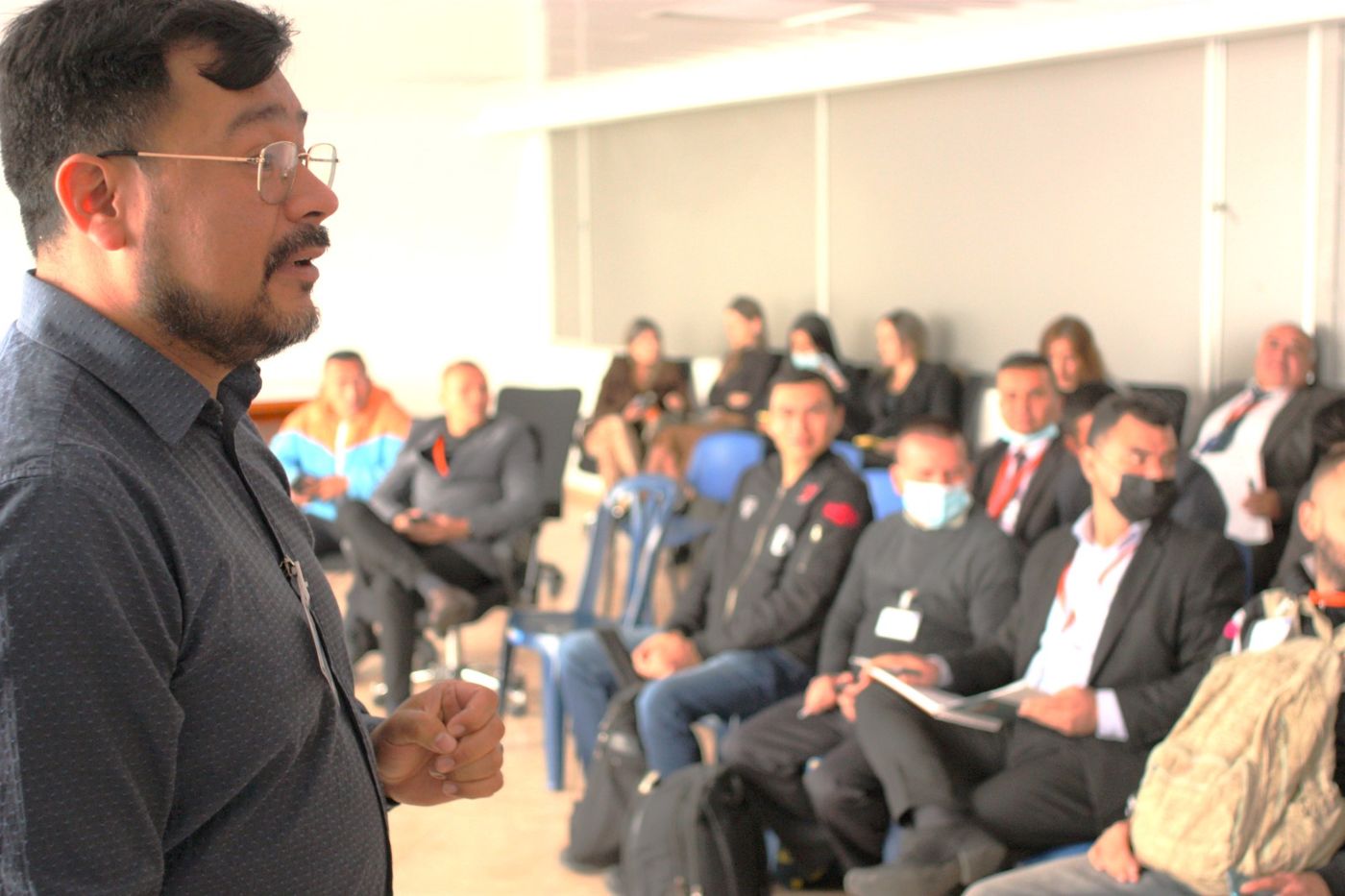 Jaison Vargas facilitando una sesión con colaboradores