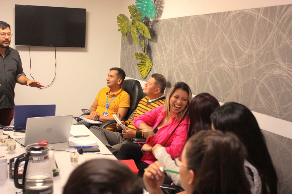 Equipo participando en un taller de Rollos Mentales