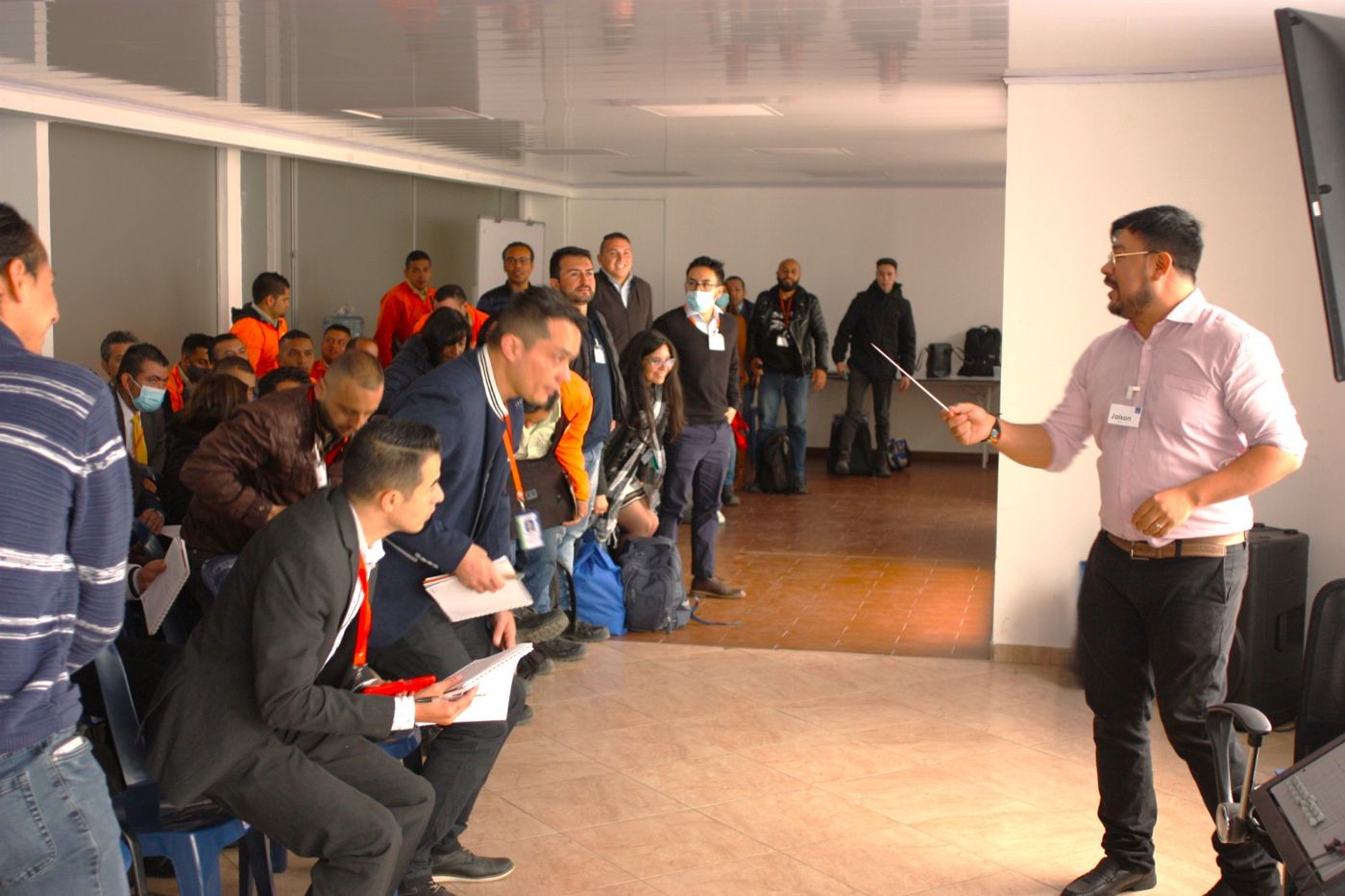 Jaison Vargas dirigiendo una dinámica musical con un equipo